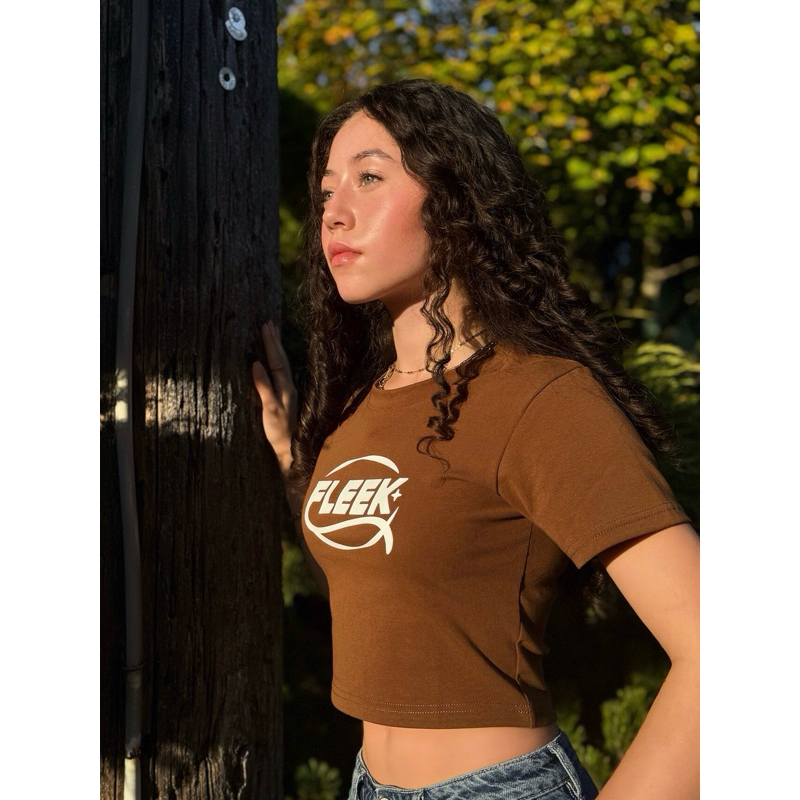 - New Fleek Collection - เสื้อครอปทรงสลิมฟิตสกรีนโลโก้ FLEEK