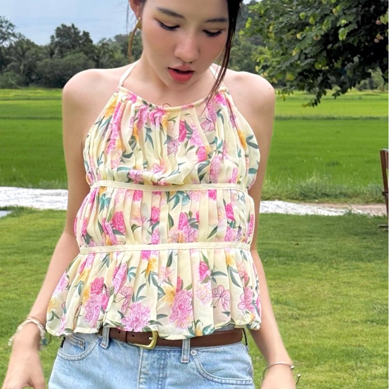งานป้าย suwimol เสื้อมะลิV3 สายเดี่ยวคล้องคอ โชว์ครึ่งหลัง สีครีมลายดอกคาเนชั่นชมพู