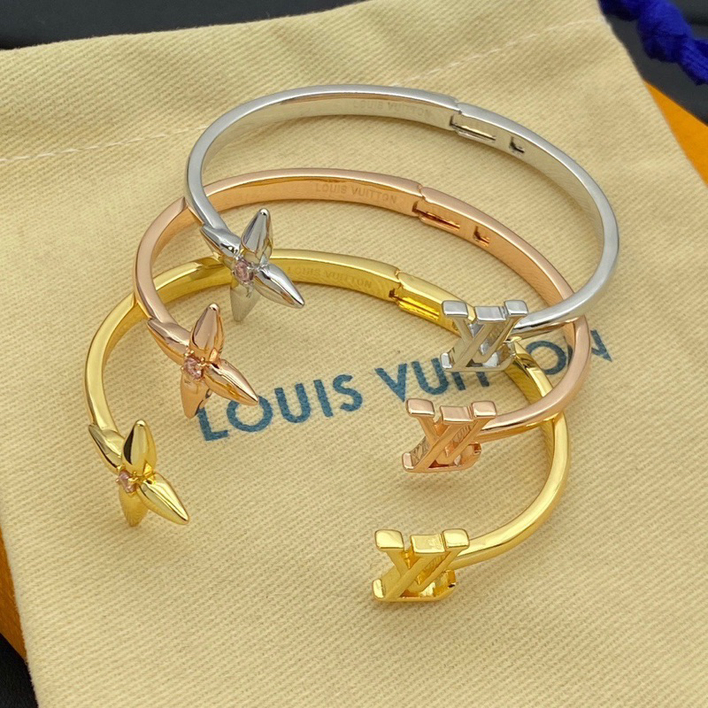 กำไลข้อมือ L เกรดvip พร้อมกล่อง สั่งในช้อปปี้เท่านั้น งานสวย งานปัง อลังการ พร้อมส่ง