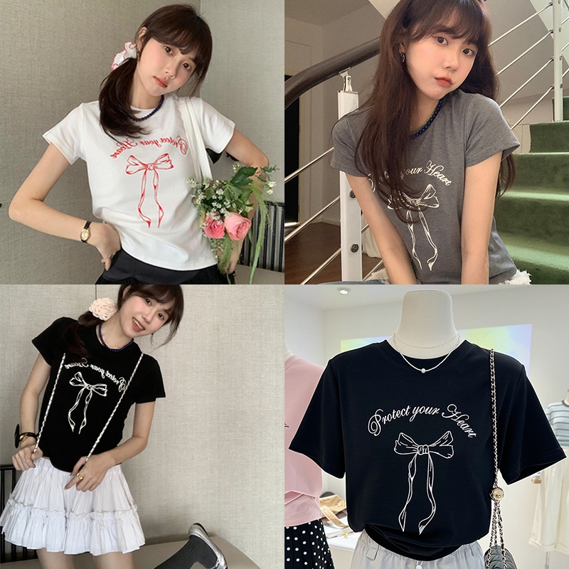 Lisaพร้อมส่ง เสื้อยืดผู้หญิงสีขาว เสื้อรัดรูป เสื้อครอปแฟชั่นแขนสั้น พิมพ์ลายโบว์ น่ารัก คอกลม สไตล์เกาหลี สาวอ้วนใส่ได้