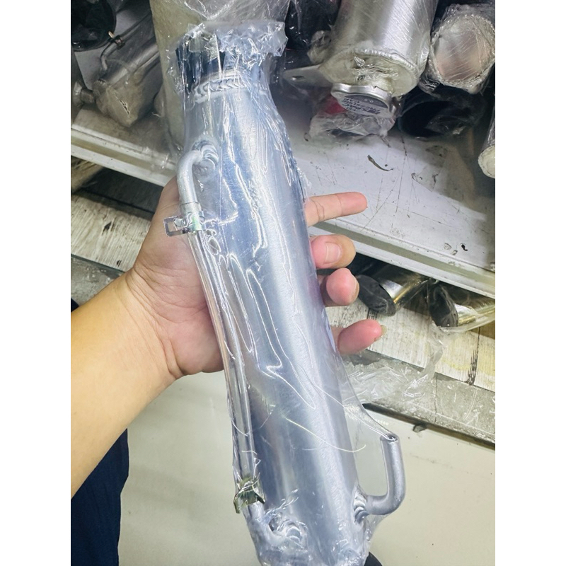 ถังพักน้ำมีเนียมสั้นยาวมีสายวัดระดับน้ำ ตัวสั้นขนาด 22 cm ใส่กับอีซูซุ ขนาดรวมฝาวัดได้ 7 เซนติเมตร
