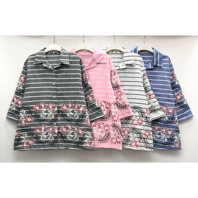 เสื้อคอปกแขนสามส่วน ผ้าคอตตอนลายทางขวาง ปักลายดอกไม้ กระดุมผ่าหน้า อกหน้าผ้า50นิ้ว
