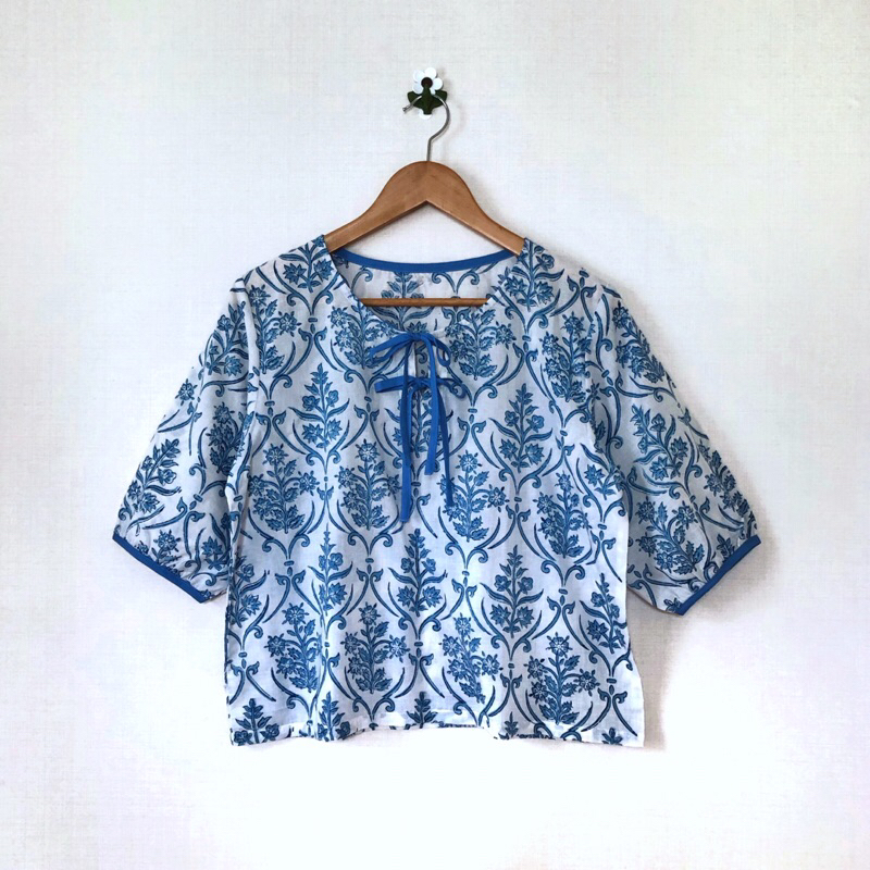 [เก็บโค้ดแฟชั่น ลดเพิ่ม30%] เสื้อผ้าฝ้ายอินเดียแฮนด์บล็อค คอกลมผูกโบ2ชั้น แขนสามส่วนกุ๊นปลายแขน