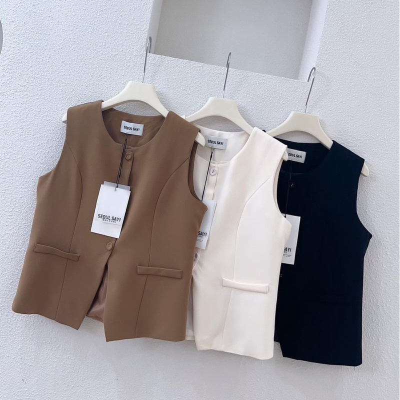 เสื้อกั๊กแขนกุด รุ่น JESSIE VEST สวยดูดีดูแพงมาก มีซับใน ใส่แมทซ์ได้ทุกชุด ขาย 390 บาท
