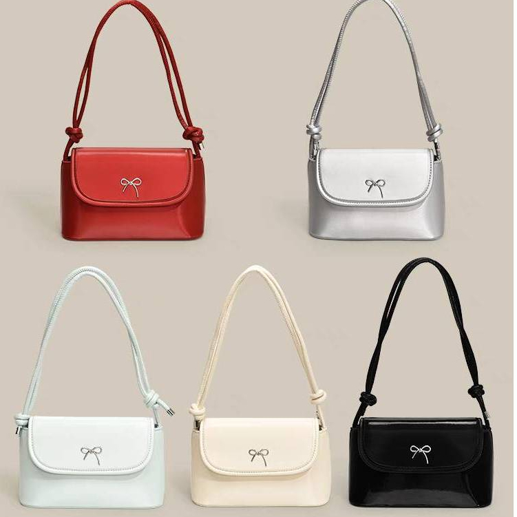 กระเป๋าสะพายข้างทรงหมอนประดับโบว์ด้านหน้า มี 5 สี สะพาย 2 เเบบ คล้องไหล่เเละครอสบอดี้  สายปรับได้