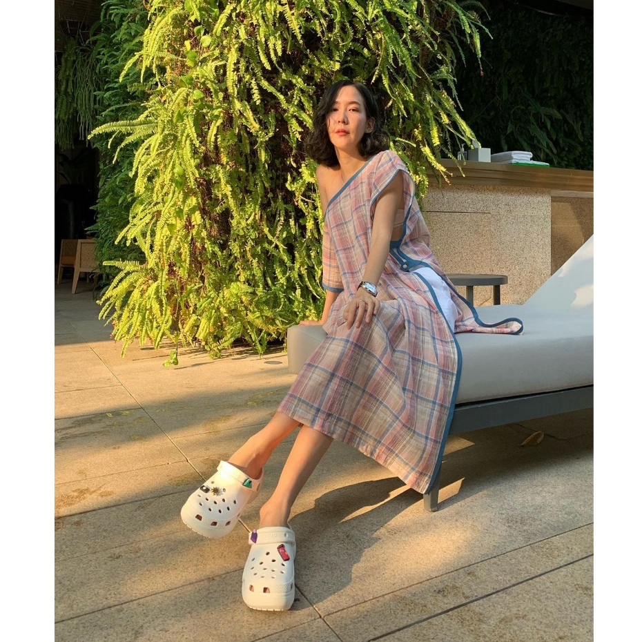 Crocs รองเท้าแตะ รองเท้าลำลอง Women Classic Platform Clog 206750-100 / 206750-2Y2 ราคา ถูกที่สุด ดีลบีเคเค แกลเลอรีภาพที่ 4