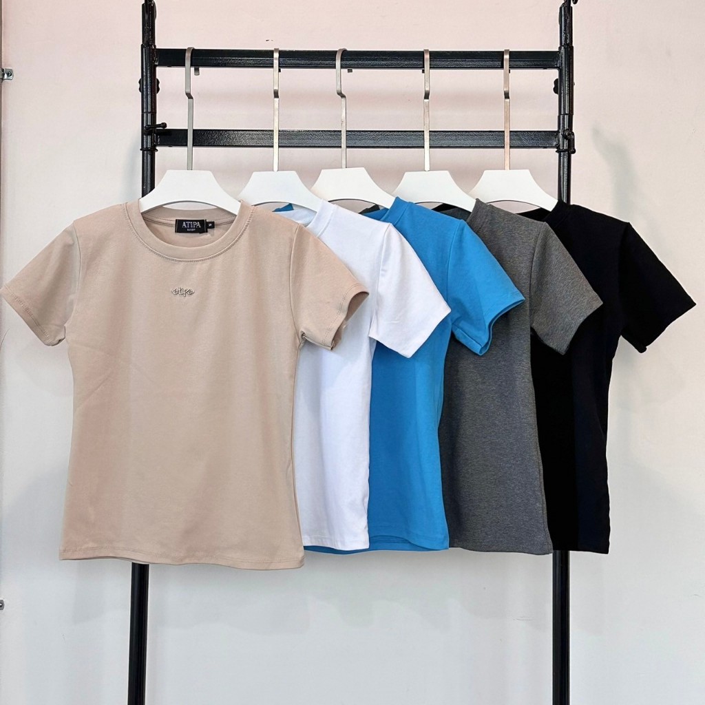Atipashop - KELYN STEEL TOP เสื้อยืด แขนสั้น คอกลม ติดโลโก้เหล็ก