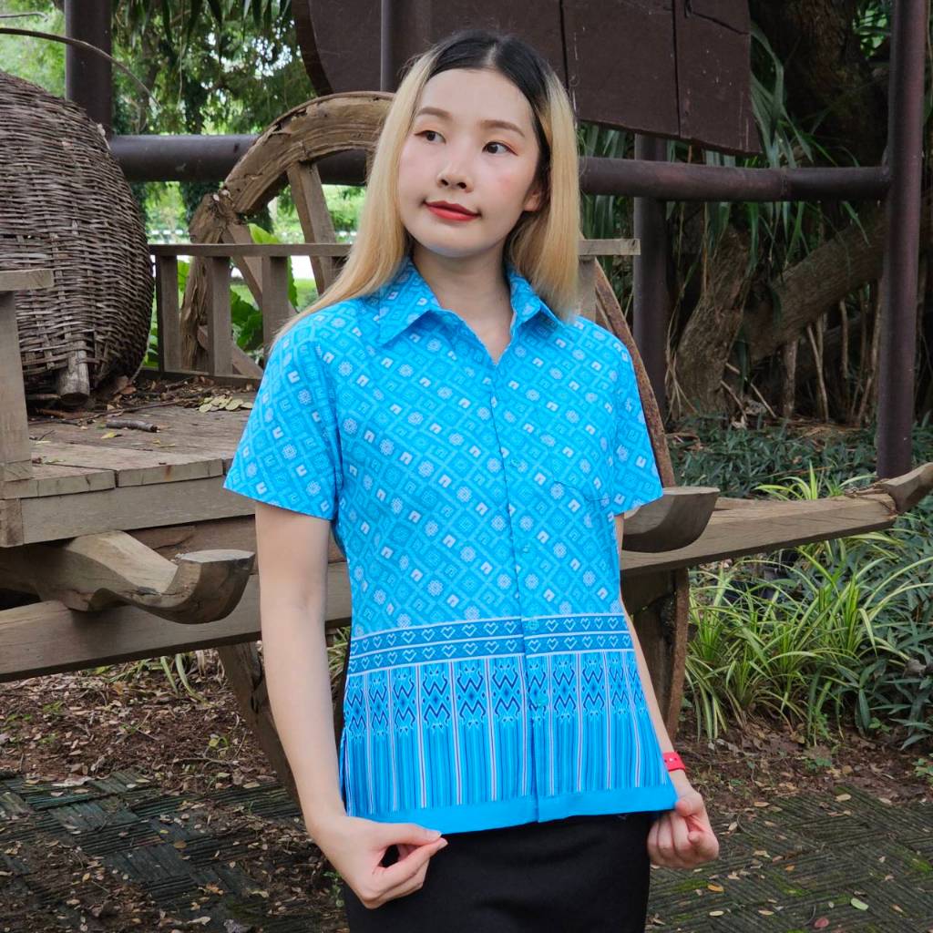 เสื้อเชิ๊ตแขนสั้นผ้าฝ้ายอัดกาวอย่างดี สีฟ้าลายวชิรภักดิ์ สีสวยใส่สบาย มีทั้งทรงผู้หญิงและผู้ชาย