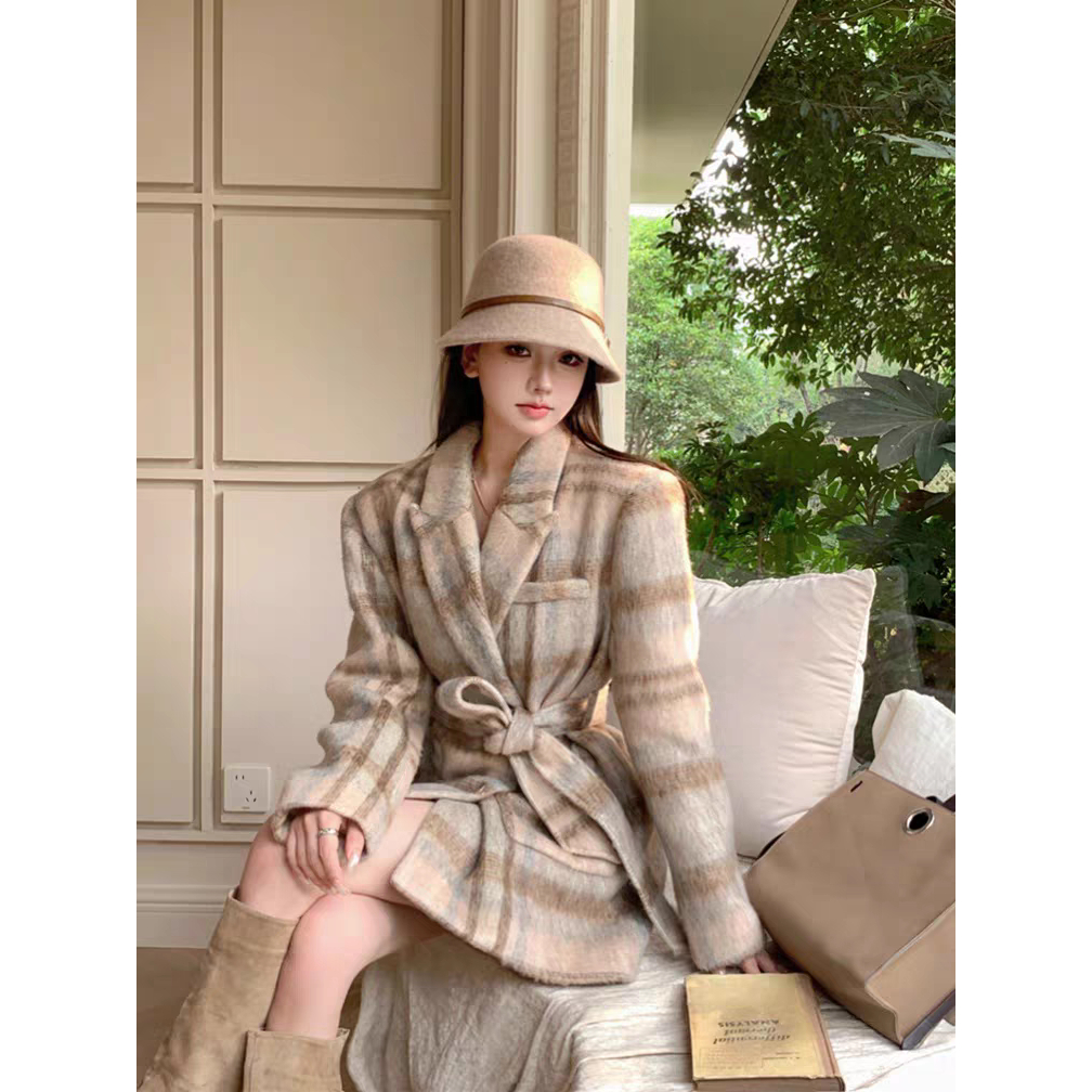 พร้อมส่ง เสื้อโคัทกันหนาวผ้าWoolลายสก็อตสีครีม-น้ำตาล พร้อมสายผูกเอว ทรงOversize (T339)