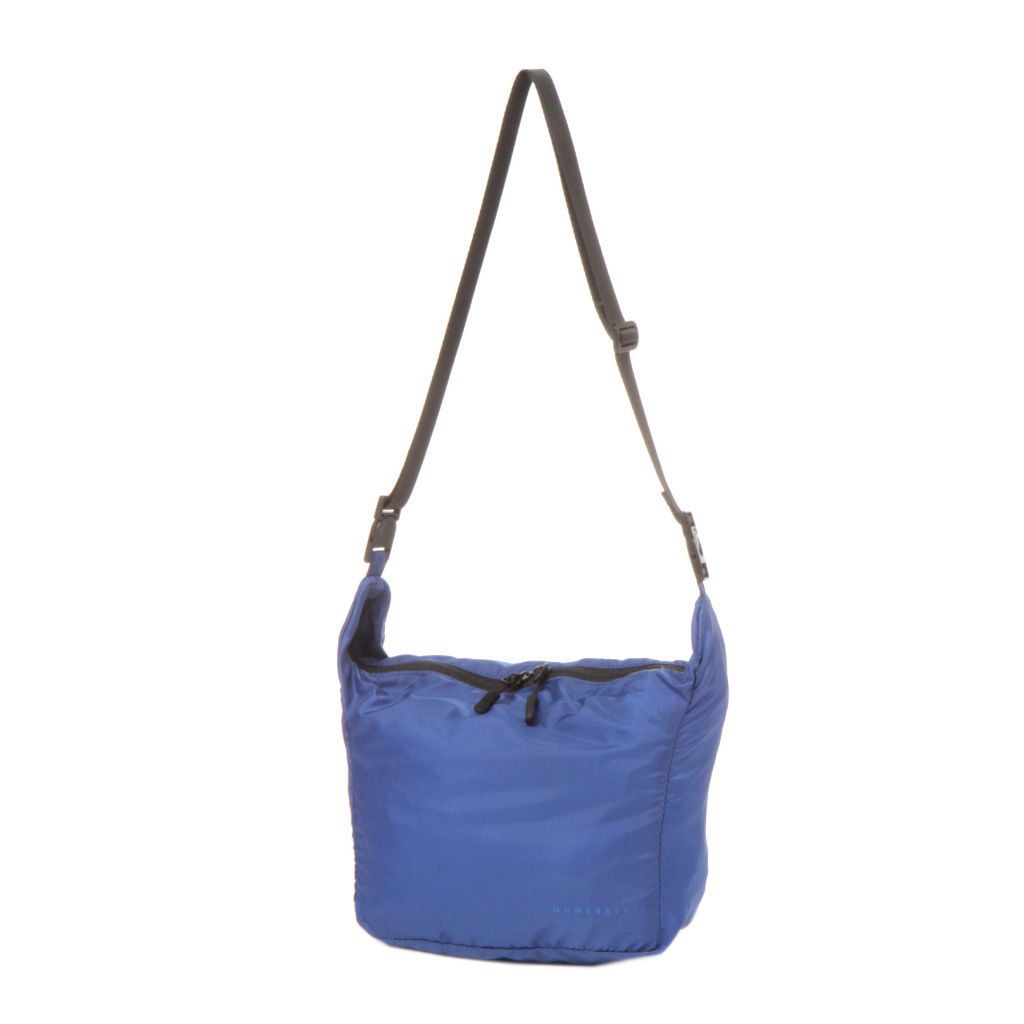 [NUMERALS]  Light shoulder bag