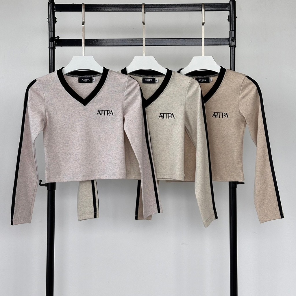 Atipashop - MARSE TOP เสื้อแขนยาว คอวี ปักโลโก้ ทรงสปอร์ต สีทูโทน