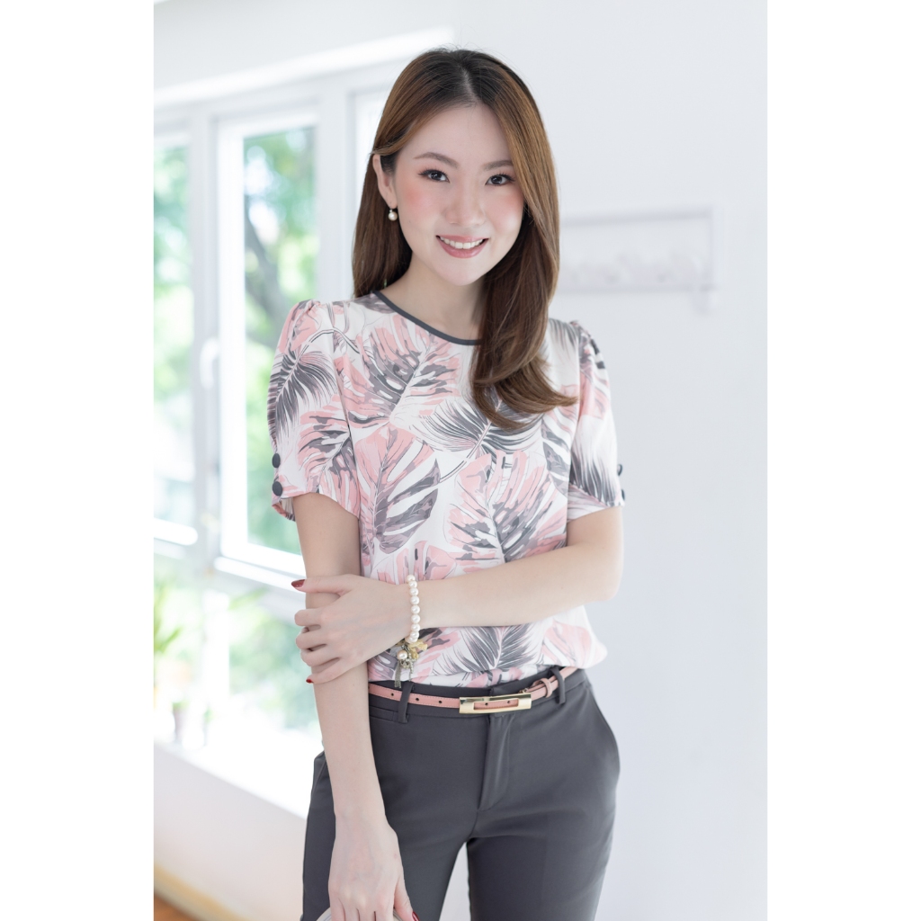 Narinari : NT2495 Button Sleeve Leaf Print Blouse เสื้อทำงาน เสื้อกุ๊นรอบคอกลม พร้อมประดับกระดุม 2 เม็ด