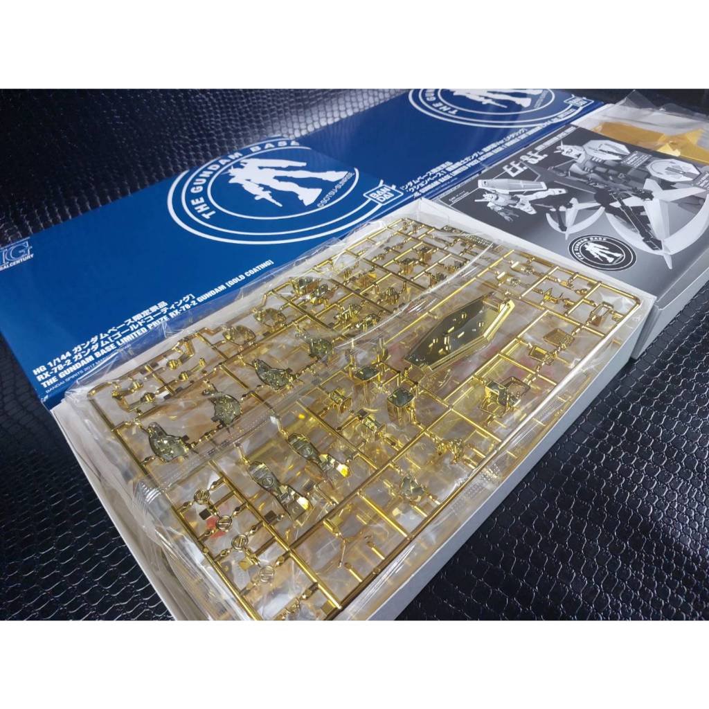 Bandai HG 1/144 RX-78-2 Gundam Gold ver. + Action Base Gold ver. เซต 2 กล่อง