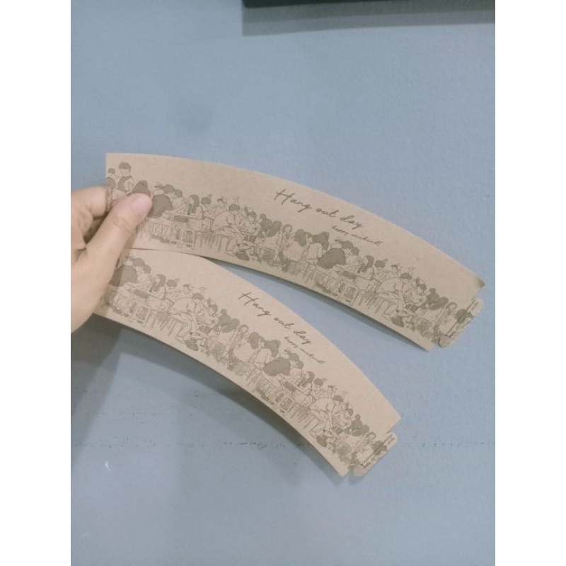 ปลอกกระดาษสวมแก้วกาแฟชิ้นละ 0.49 บาทงานกระดาษคราฟ 100 แกรมขั้นต่ำ 200 ชิ้นชื่อลายแฮงเอาท์