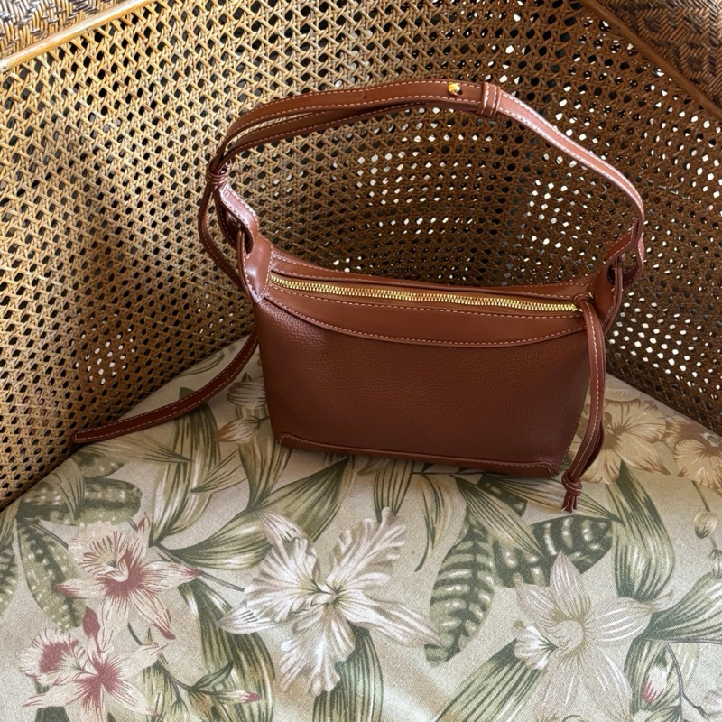 สินค้าพร้อทจัดส่ง LUCA CARAMEL กระเป๋าหนังสะพายไหล่ครอสบอดี้ แถมโบว์ผูกกระเป๋า