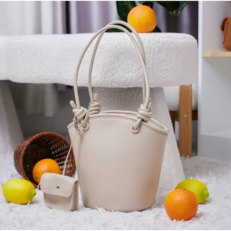 กระเป๋า Jira store รุ่น Melbourne สีครีม งานพรีเมี่ยม มีตำหนิภาพที่ 4 นิดเดียว น่าจะเกิดจากขอบยาง