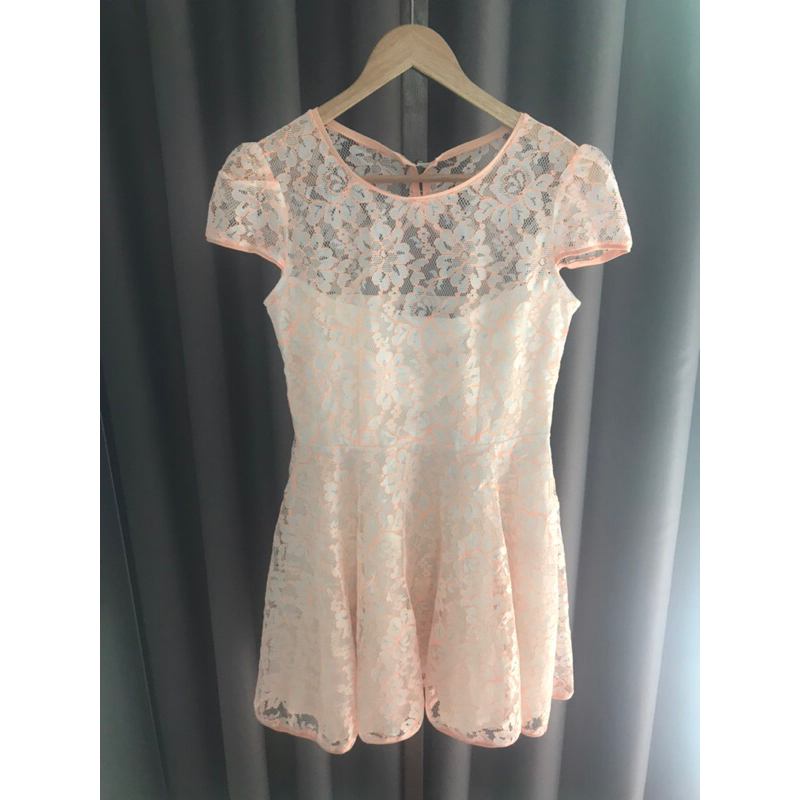 เดรสลูกไม้ มือ2 size m 160/84A ไม่มีตำหนิค่ะ ราคา 47฿