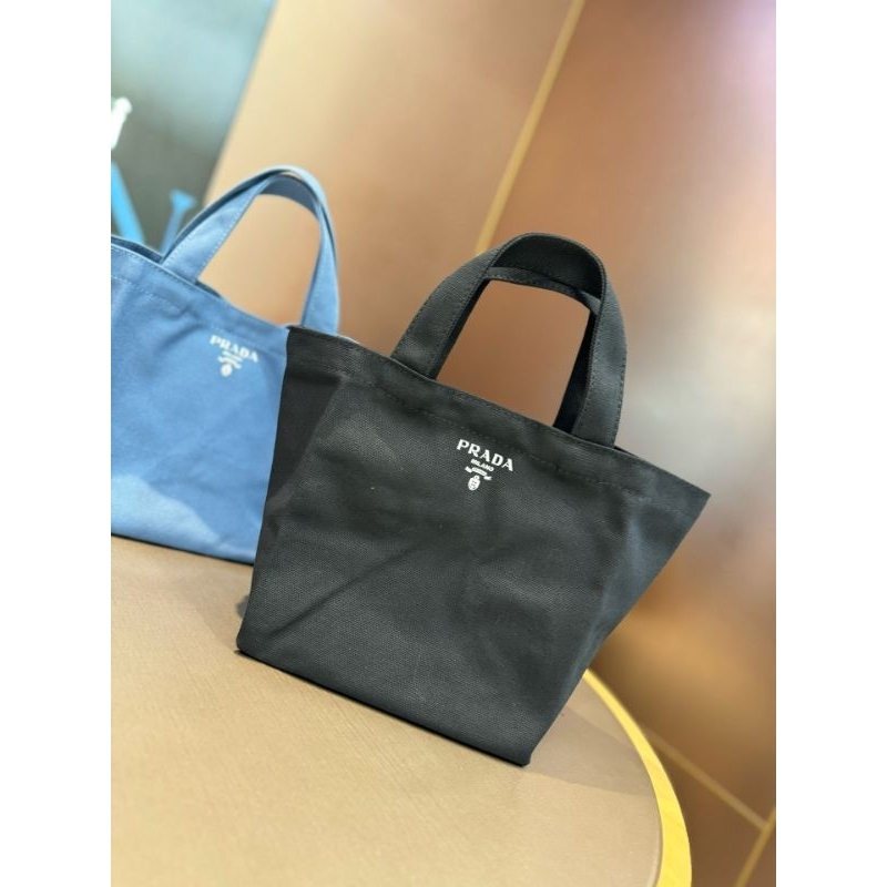 พร้อมส่ง 3 สี ขาว/ ดำ/สีฟ้า กระเป๋าผ้า PR.A.DA. Black tote bag beauty #premiumgift