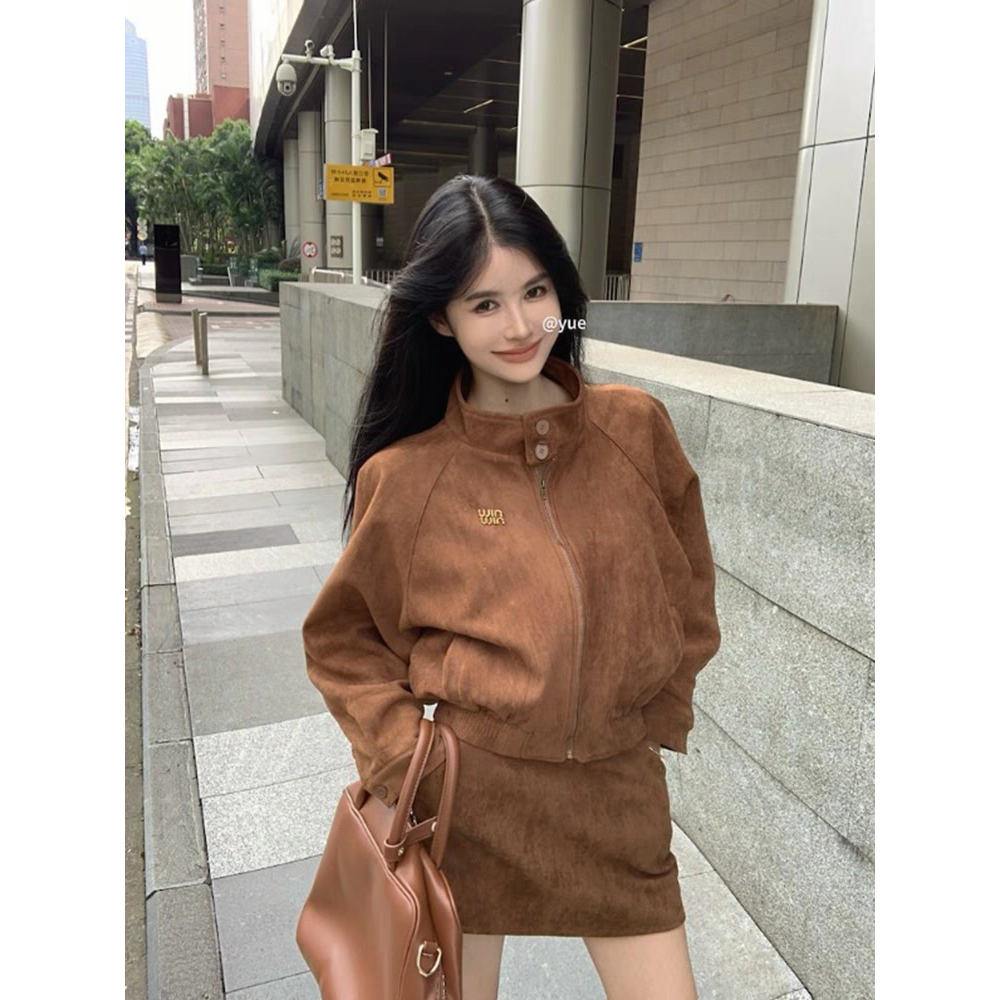 พร้อมส่ง ชุดเซ็ต2ชิ้น เสื้อแจคเก็ตแขนยาวสีน้ำตาลหนังกลับ กับกระโปรงสั้น (S232)