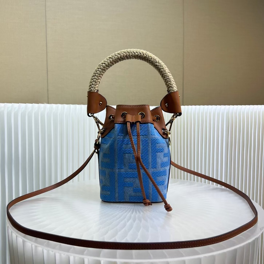 ผลิตภัณฑ์ถ่ายจริง กระเป๋าถือFENDI  Bucket Bag 12x18x10cm