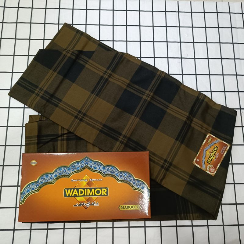 ผ้าโสร่งผู้ชาย   แบรนด์  WADIMOR ลายใหม่ๆ สวย ดูดี กว้าง 2 เมตร ผ้าไม่ลืน ซับน้ำดี เย็บแล้วกล่องแดง - รูปที่ 6