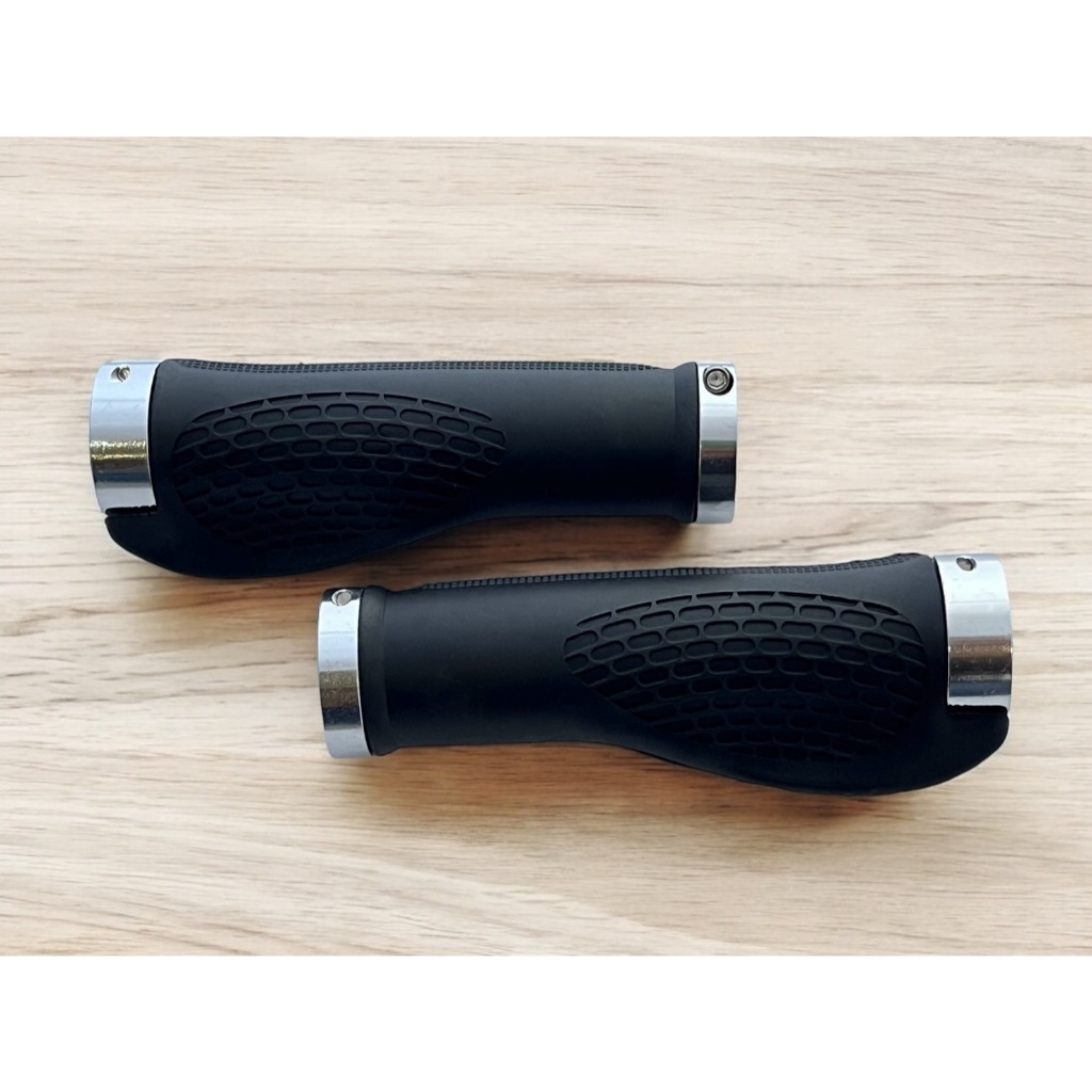 NP Bike ปลอกแฮนด์จักรยาน ปลอกมือจักรยานกันลื่น เสือภูเขา รถพับ ไฮบริด สีเงิน