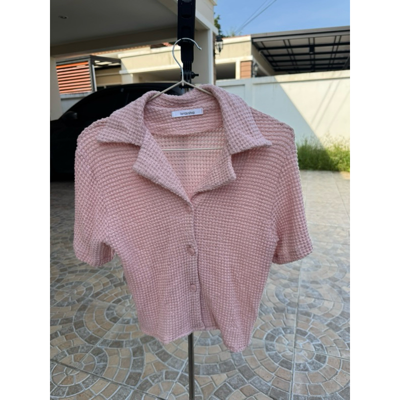 โล๊ะตู้ ส่งต่อ เสื้อคอปกผ้ารังผึ้ง นุ่ม สีชมพู ป้าย lolita shop ไม่เคยใส่