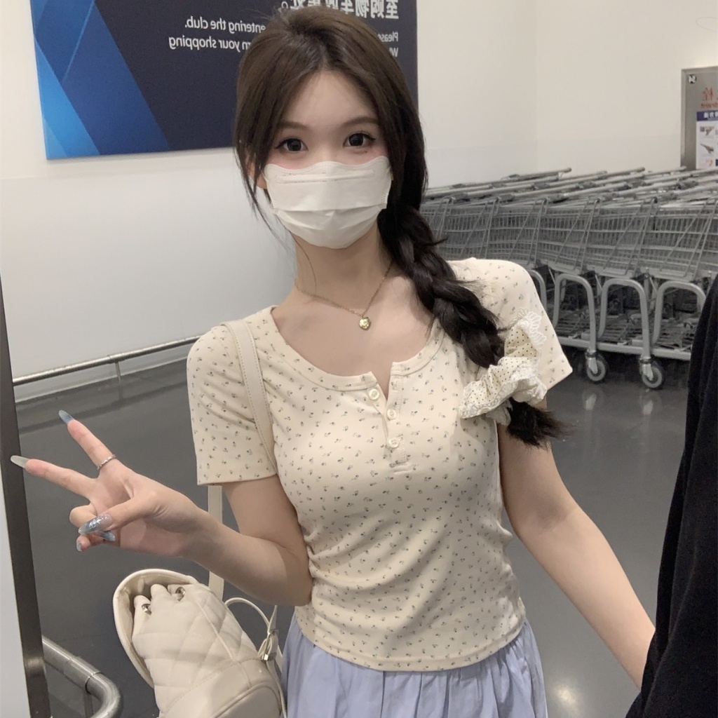 QY.Shop⭐️พร้อมส่ง เสื้อครอปเเขนสั้นสีนวลลายดอกไม้ สไตล์เกาหลี สินค้าราคาพิเศษ⭐️”232-T” ราคา ถูกที่สุด ดีลบีเคเค แกลเลอรีภาพที่ 4
