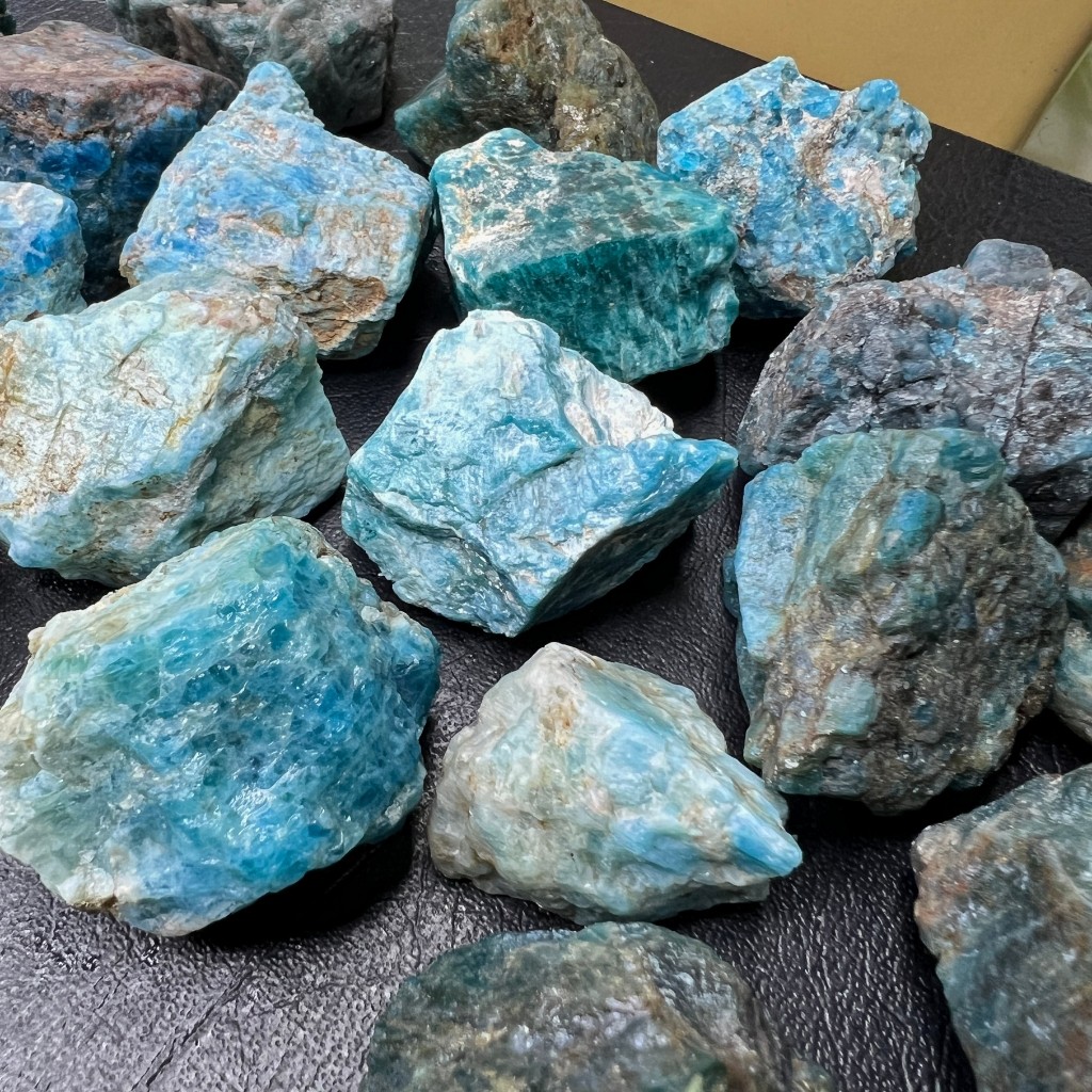 หินบลูอพาไทต์ (Blue Apatite) เลือกก้อนได้ ก้อนดิบจากธรรมชาติ หินหายาก หินสะสม หินธรรมชาติ หินมงคล