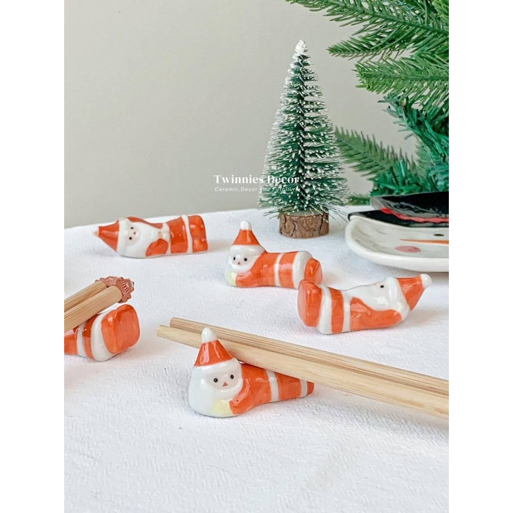 พร้อมส่ง ที่วางตะเกียบ 𝗦𝗮𝗻𝘁𝗮 𝗖𝗹𝗮𝘂𝘀⌇ เป็นที่วางตะเกียบลุงซานต้าสุดน่าร้ากกกกก มาในคอสตูมสีส้ม ลุงซานต้าสดใสซาบซ่าสุด
