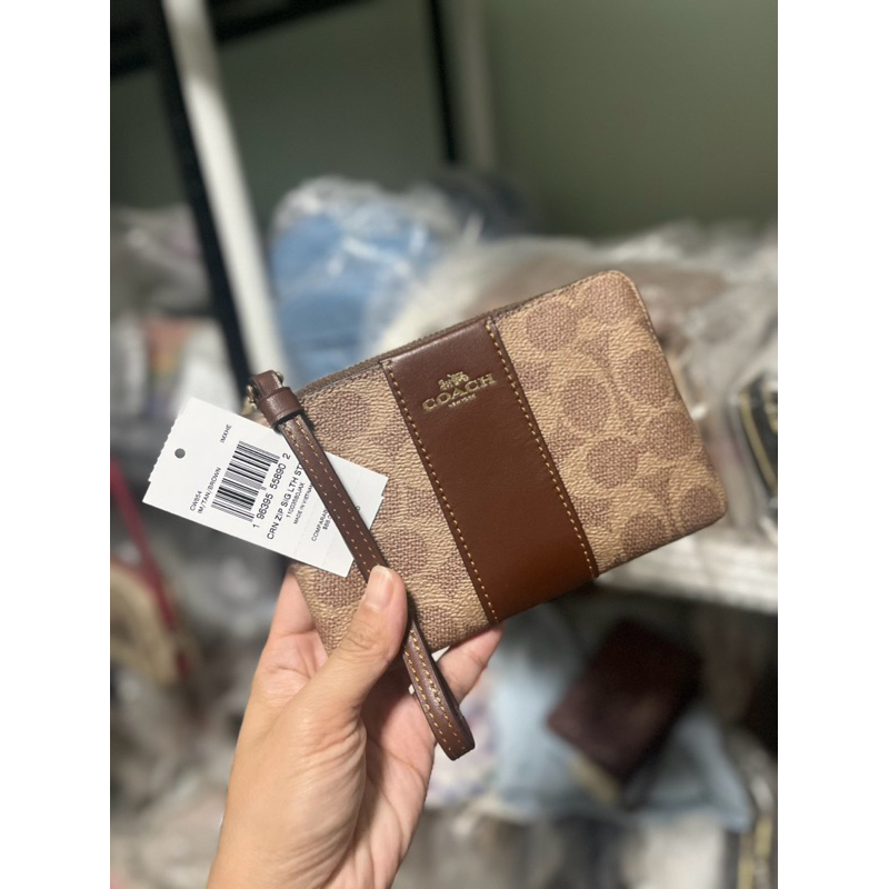 Coach cw854 กระเป๋าคล้องมือ ไซส์Sซิปเดียว สีใหม่ล่าสุดค่ะ สีTan/Brown