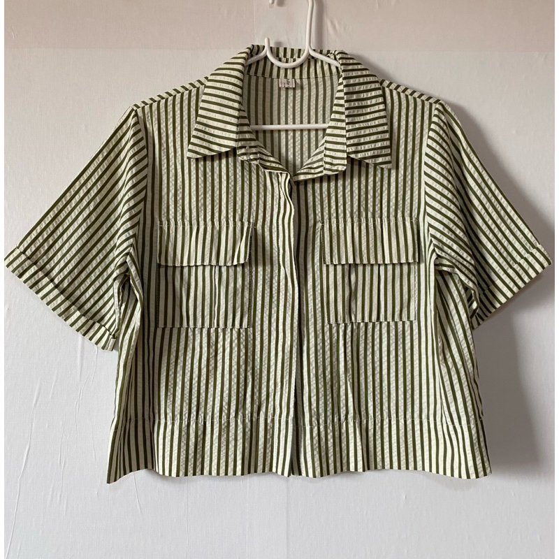 เสื้อเชิ้ตแขนสั้นทรงครอป สีลายทางสีเขียว-ขาว ป้าย Butter Scotchงานไอจี ผ้าอัดยับ สภาพใหม่มาก น่ารัก ไร้ตำหนิ