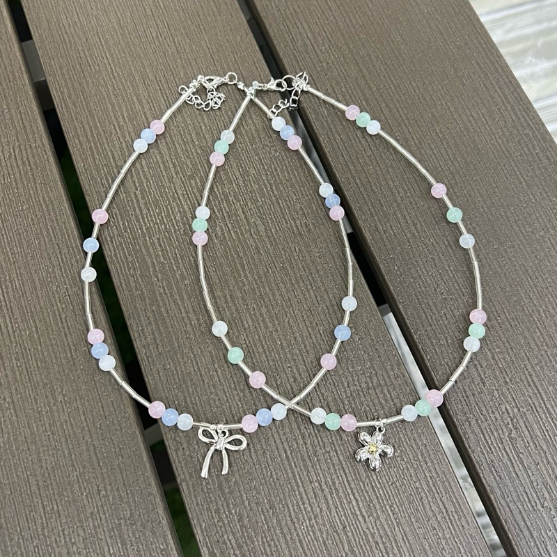 สร้อยลูกปัดกลมพาสเทล จี้โบว์ จี้ดอกไม้ (แฮนด์เมด)