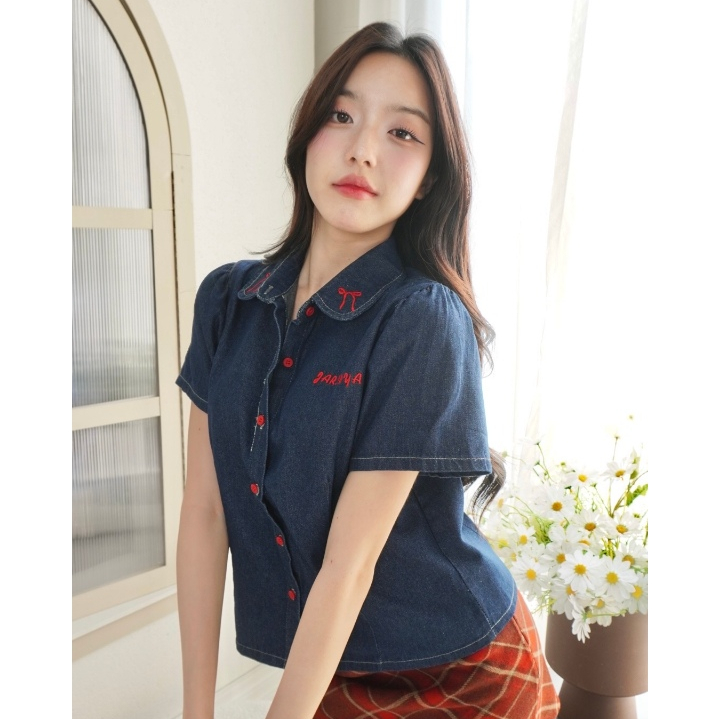 JARINYA เสื้อยีนส์แขนสั้น jarinya ปักโบว์ตรงคอปก แต่งกระดุมแดง