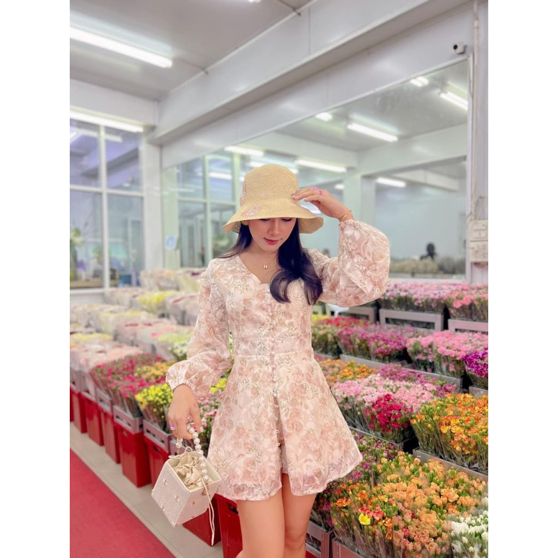 🌷 งานป้าย Twinshop 🌷 เซ็ตคอวีน้ำตาลอ่อนลายกุหลาบแขนยาวแต่งกระดุมหน้าผูกเอว กางเกงขาสั้น มือ 1 ป้ายห้