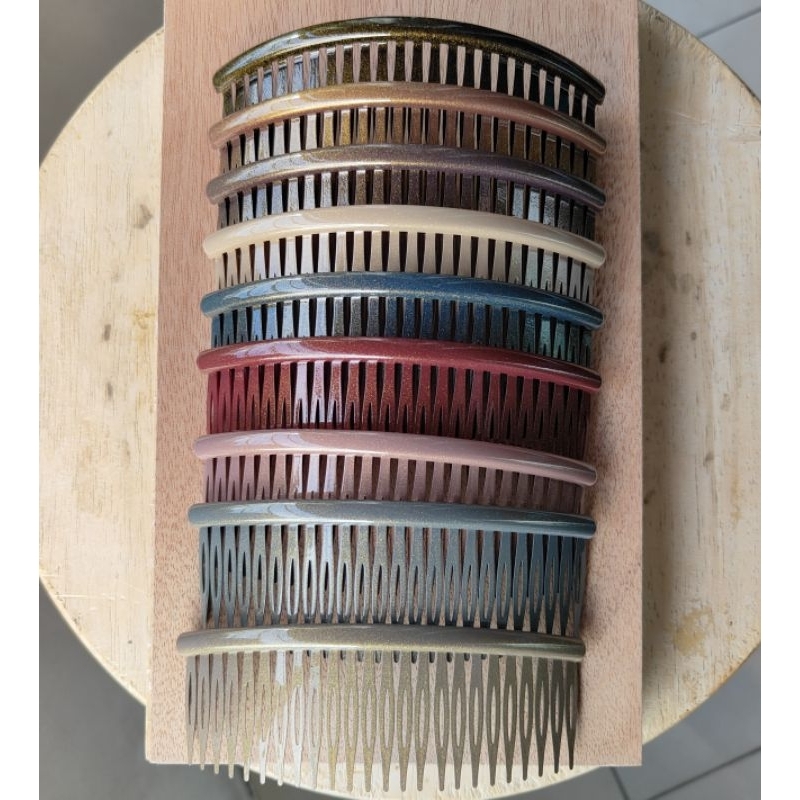 HB10-CM017 หวีสับผม หวีสับรุ่นมาตรฐาน สีเมทัลลิค ขนาด 13cm. ฟันยาว 4.5cm.เก็บผมได้ดี ใช้เสียบผมด้านหน้า สะดวกใช้งานง่าย