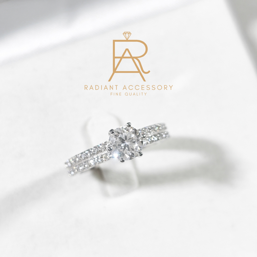 แหวนเงินแท้ ชุบทองคำขาว ฝังเพชร Moissanite เม็ดชู 1 กะรัต ฝังบ่าข้างแถวคู่