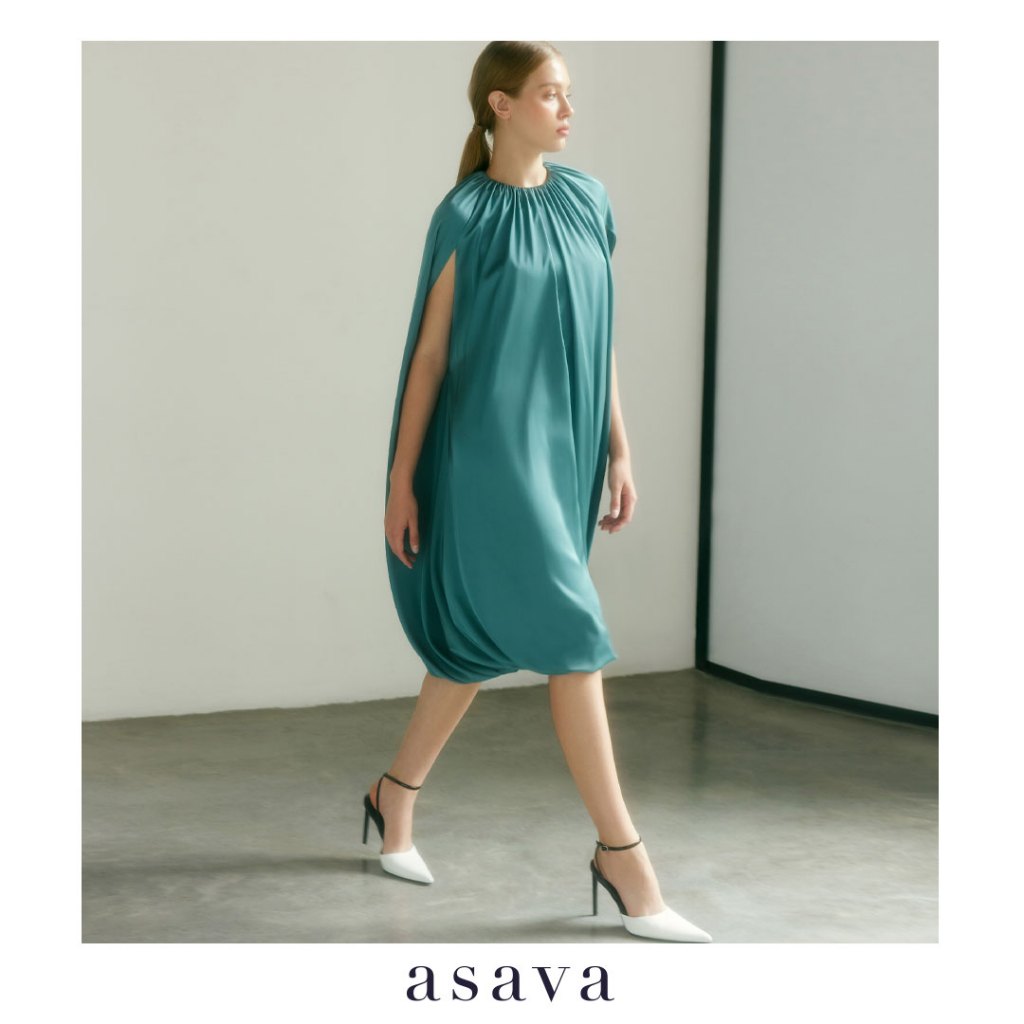 [asava aw23] Harper Cocoon Dress เดรสผู้หญิง ทรงโคคูน คอกลม แต่งดีเทลรูดด้านหน้า แขนเคป แต่งวอลลุ่มท