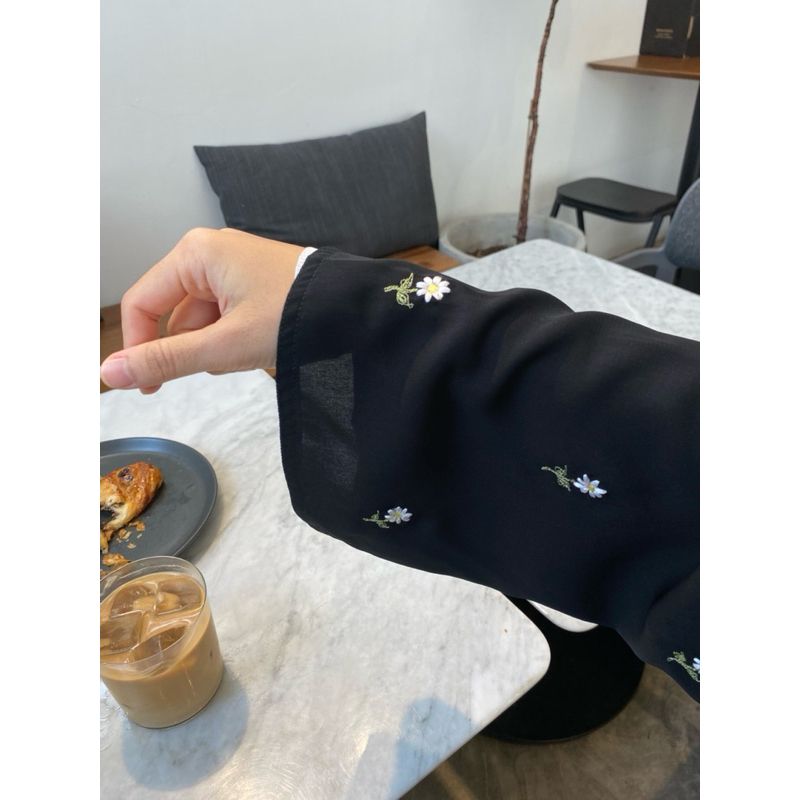 abaya ปักดอก ทรงเสื้อหลวมๆ (มีเฉพาะสีดำ) ควาายาวชุดสามารถแจ้งผ่าน Inbox มาได้ค่ะ