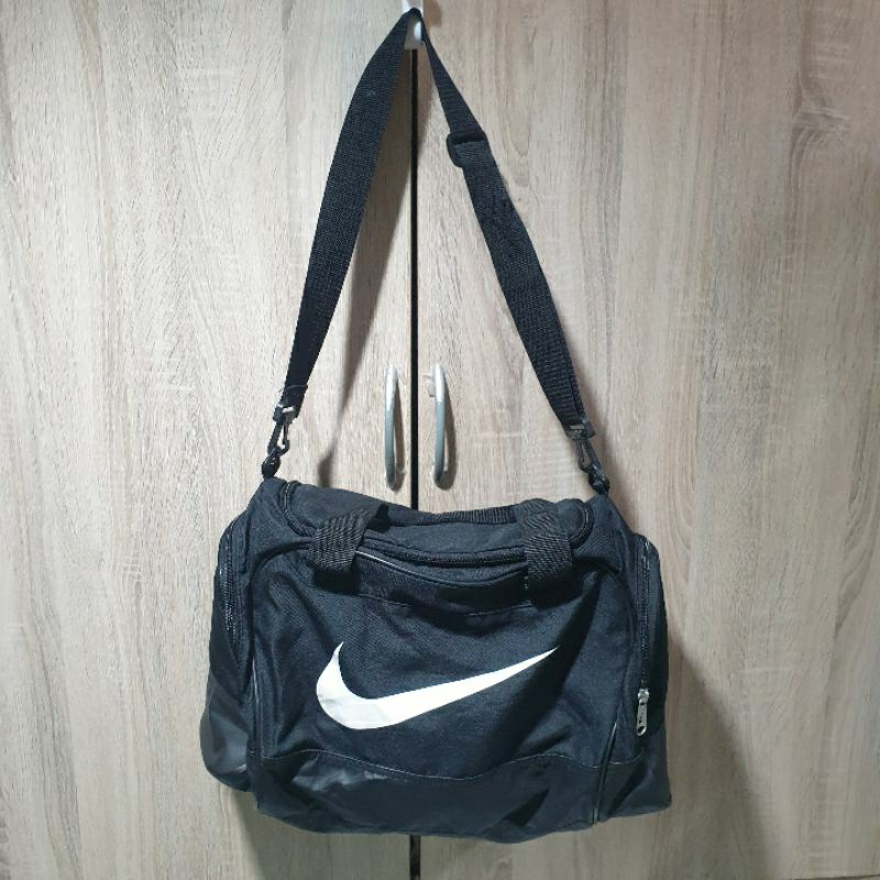 กระเป๋าสะพายข้างขนาด 23L NIKE สีดำ ของแท้มือสอง