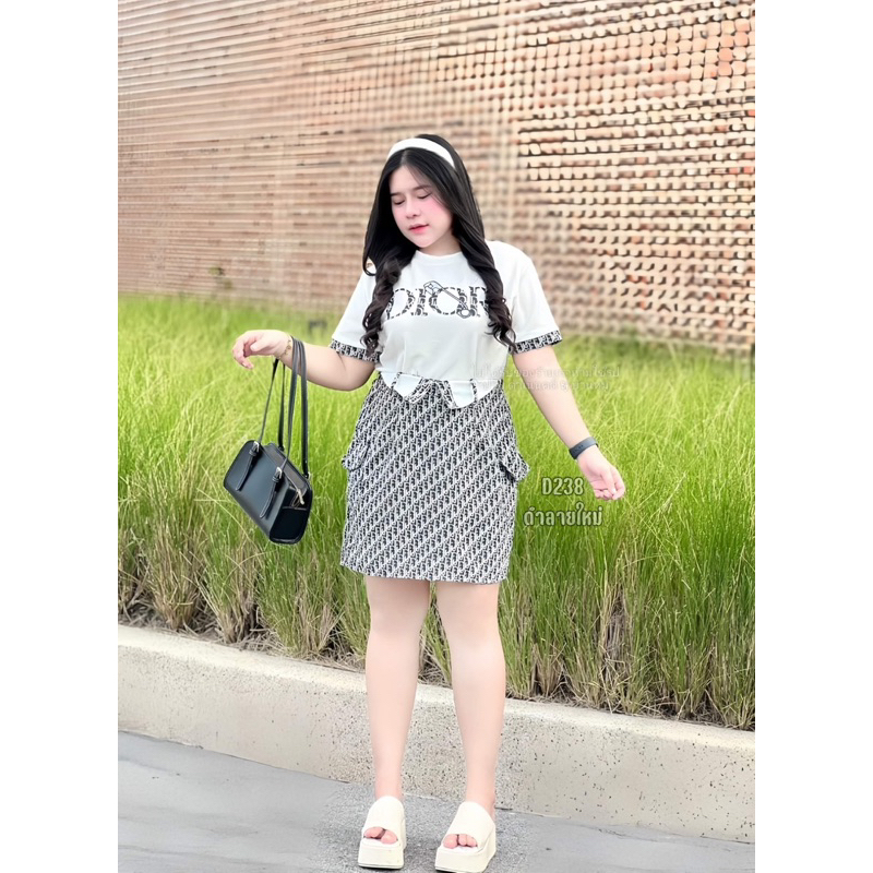 ชุดเซ็ตสาวอวบ เสื้อสกรีนลาย+กระโปรงสั้นผ้าทอ ลายนี้ฮิตตลอดกาล D238