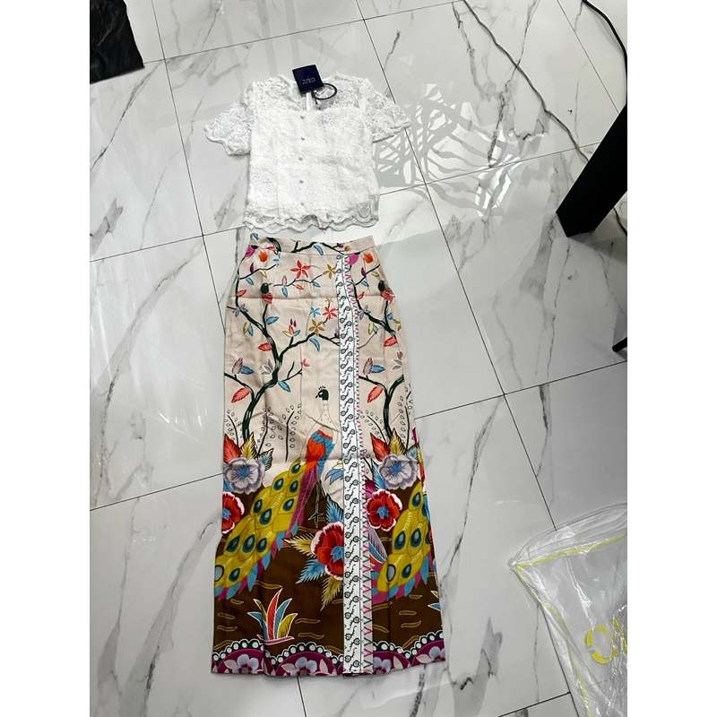(s,m,xl) ชุดไทย เสื้อลูกไม้+กระโปรง ลายนกยูง ลายไทย งานป้าย chalita