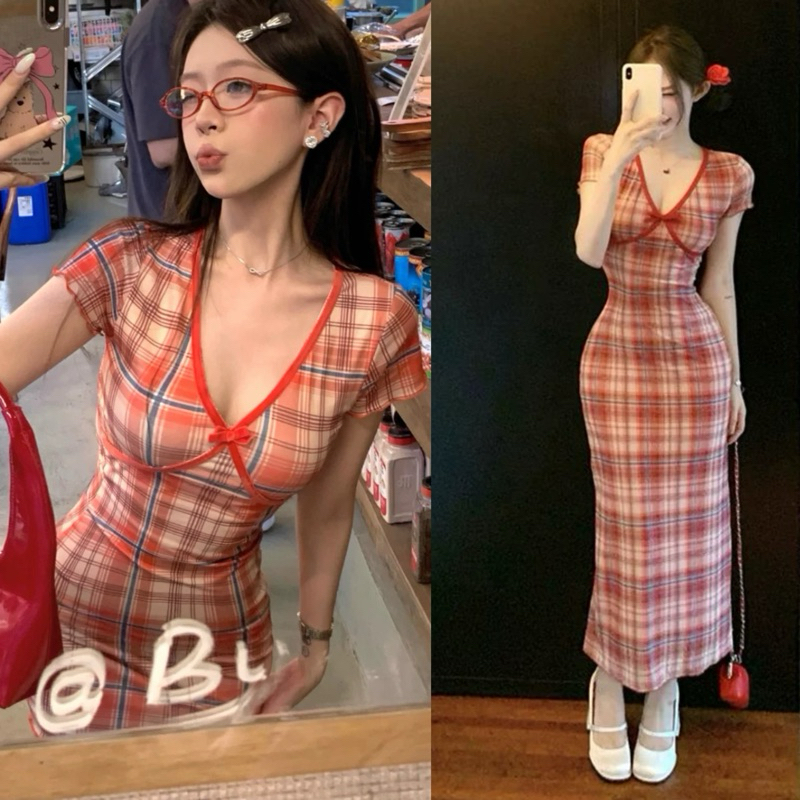 Miko พรัอมส่ง ชุดเดรสยาว ลายแดง แขนสั้นคอวีแต่งโปว์ เครสออกงาน กระโปรงยาวสุดเซ็กซี่น่ารักผู้หญิง สไตล์เกาหลี ชุดไปเที่ยว