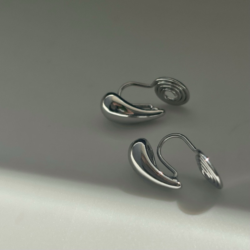 Petite Drop Clip On Earrings [ต่างหูหนีบ]