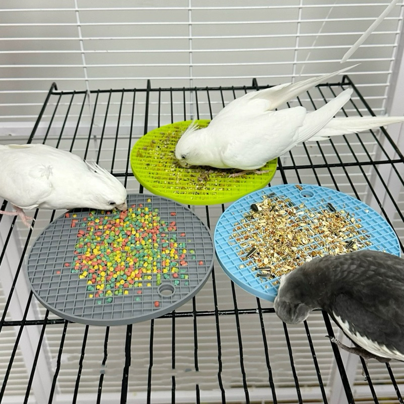 D-54 ถาดรองอาหารนก ซิลิโคน ป้องกันอาหารนกกระจาย นกกินด้วย เล่นไปได้ด้วย ใช้นอกกรง เวลามีคนมาเล่นกับนก