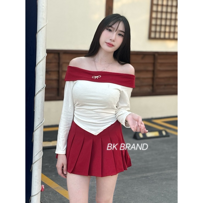 Phapassz - Set เปิดไหล่แขนยาวแต่งขอบอกสลับสีติดเข็มกลัดน้องโบวเพชรมาพร้อมกระโปรงทรงเทนนิส คือเริ่ด Bk