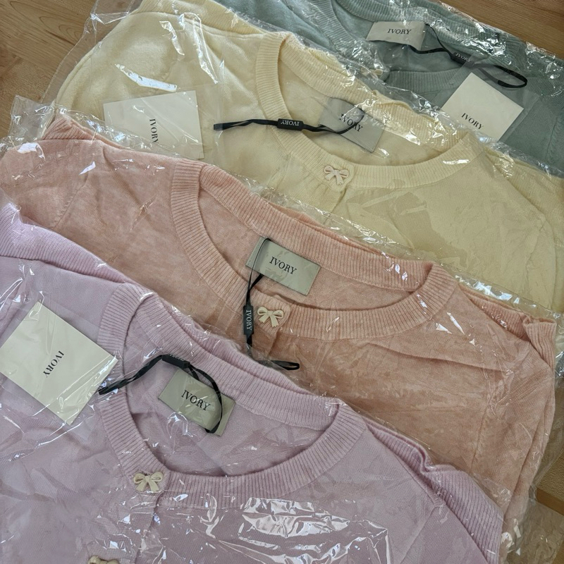 [ พร้อมส่ง ] IVORY cardigan เสื้อคลุม คาร์ดิแกน ไหมพรม กระดุมโบว์ น่ารัก มุ้งมิ้ง ผ้านิ่ม