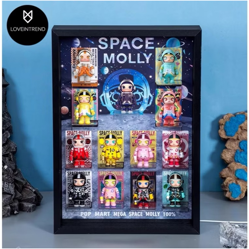 ตู้โชว์โมเดล SPACE MOLLY V2 Set Coke 13 ตัว กรอบแขวนผนังพร้อมไฟ LED ปรับสีได้