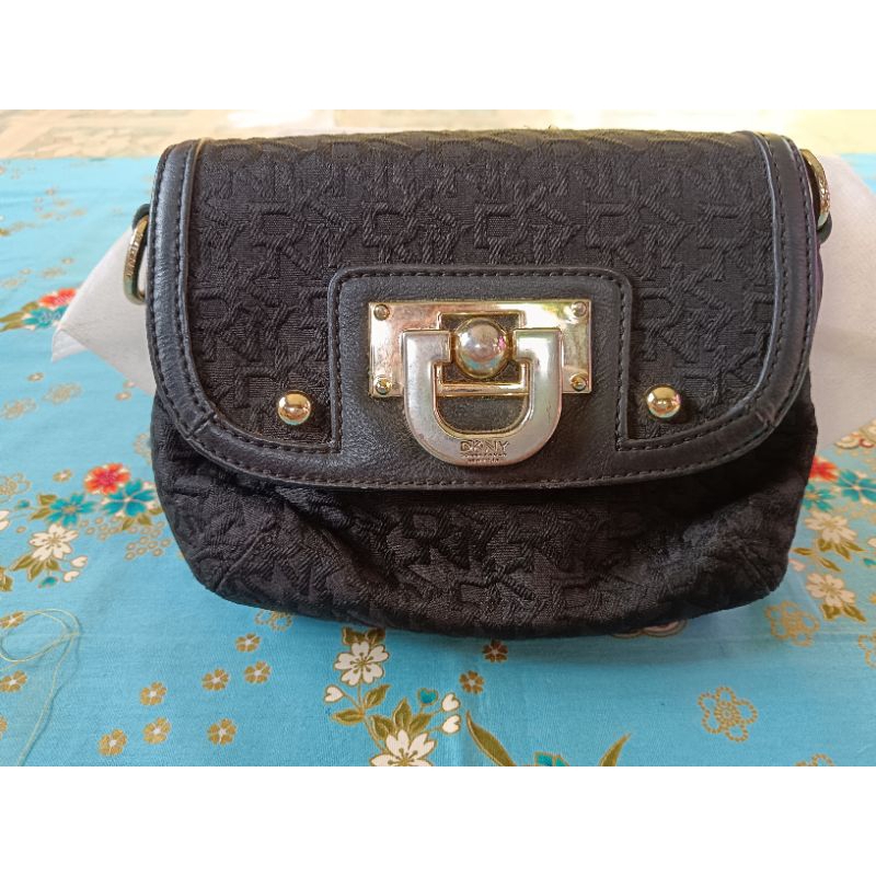 กระเป๋าสะพายข้าง ใบเล็ก สีดำแบรนด์ DKNY มือสอง