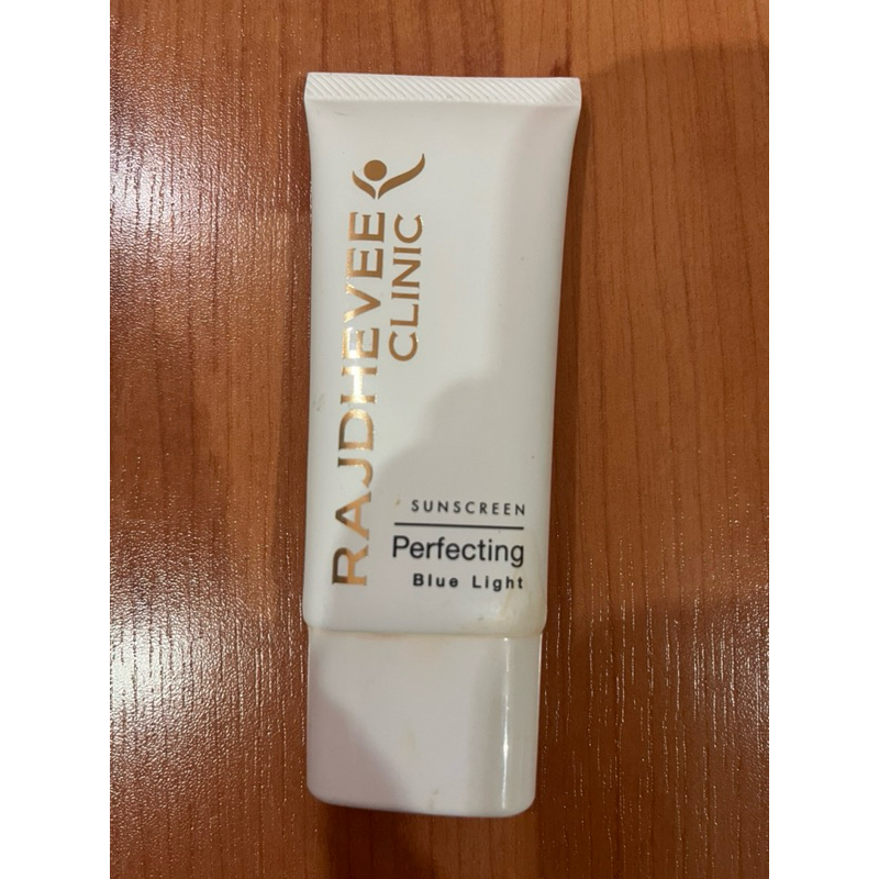 มือสอง ใช้ไป 2-3 ครั้ง ราชเทวีคลินิก sunscreen Perfecting Blue Light กันแดดเนื้อรองพื้น